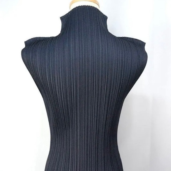 (SOLD) Navy Blue Pleats please top - Picture 3 of 6